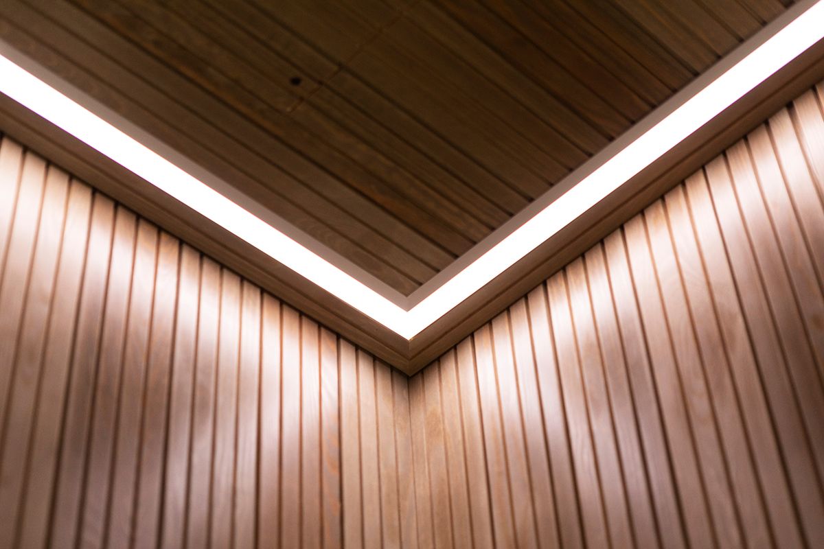 Vihreällä taustalla on valkoinen neliö ja teksti "LED STORE" lihavoituin isoin kirjaimin korostaen energiatehokkaita valaistusratkaisuja.