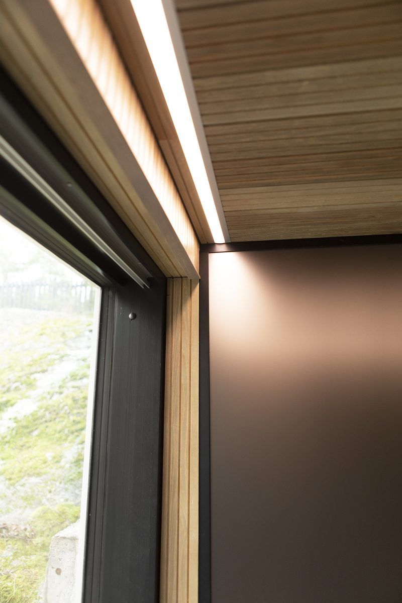 Vihreä tausta, jossa on valkoinen neliö lihavoitulla tekstillä "LED STORE", korostaen energiatehokkaita valaistusratkaisuja.