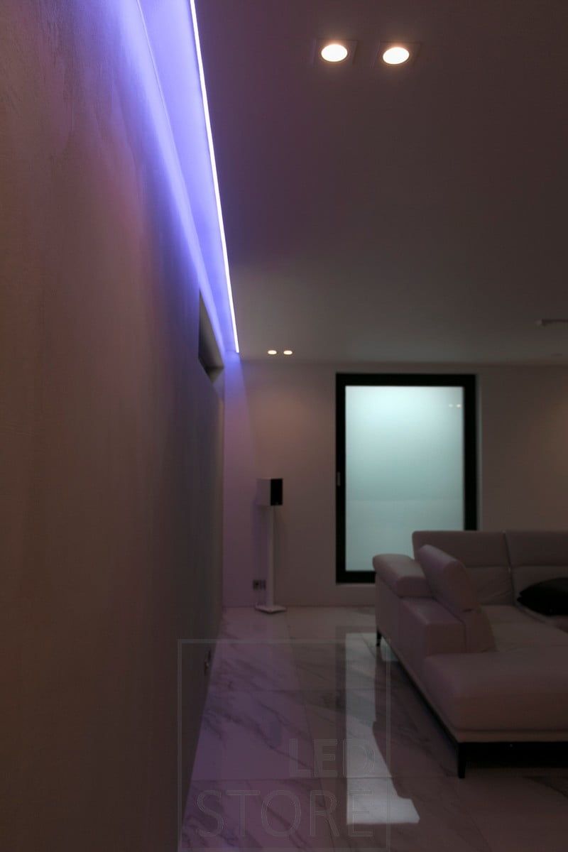 RGB+W nauha valaisemassa epäsuorasti katon ja seinän välistä. Ledstore.fi