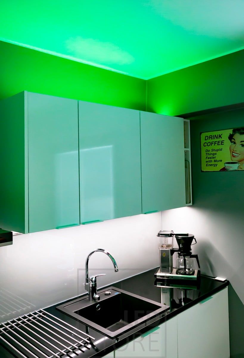 Keittiöön luotu monipuolinen tunnelmavalaistus RGB+W led nauhalla, led nauha matalassa pintaprofiilissa kaappien päällä. Valossa myös 4000K valkoinen sävy jos tilaan toivoisi neutraalimpaa tunnelmavalaistusta. Työtasoa valaisemassa yksisävyinen led nauha. Ledstore.fi