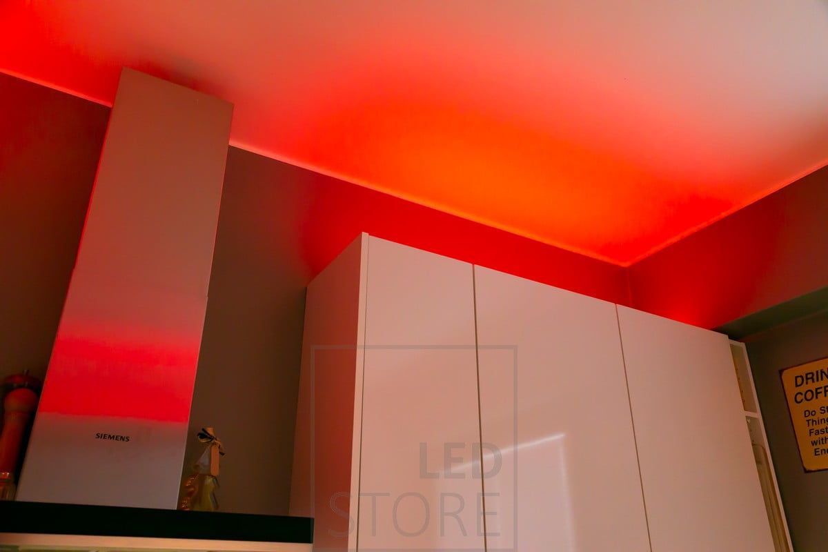 Keittiöön luotu monipuolinen tunnelmavalaistus RGB+W led nauhalla. Ledstore.fi