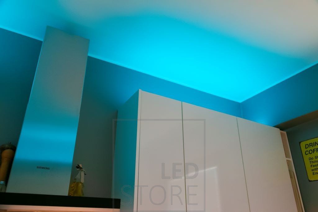 Keittiöön luotu tunnelmavalaistus RGB+W led nauhalla, led nauha matalassa pintaprofiilissa kaappien päällä. Ledstore.fi