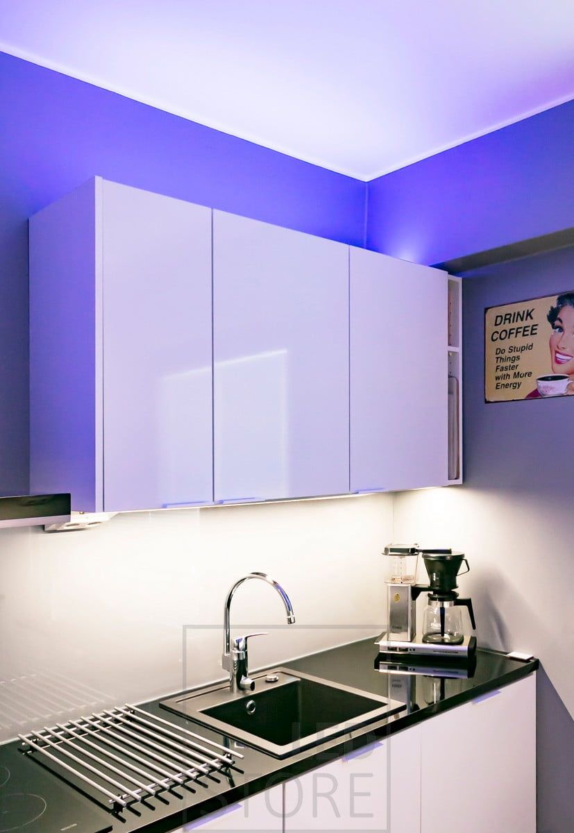 Muokattavaa tunnelmavalaistusta keittiössä kaappien päällä RGB+W led nauhalla, valon värit muokattavissa portaattomasti langallisella tai langattomalla ohjauksella. Ledstore.fi