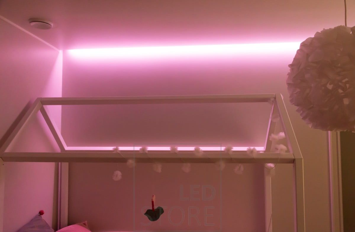 RGB nauha lasten makuuhuoneessa luomassa tunnelmavalaistusta. Ledstore.fi