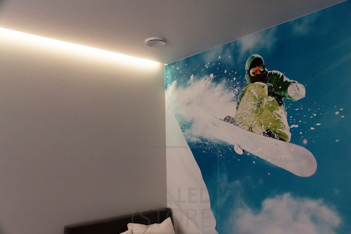RGB nauha luomassa tunnelmavaloa makuuhuoneessa, valaisee epäsuorasti. Värit ovat portaattomasti säädettävissä. Ledstore.fi