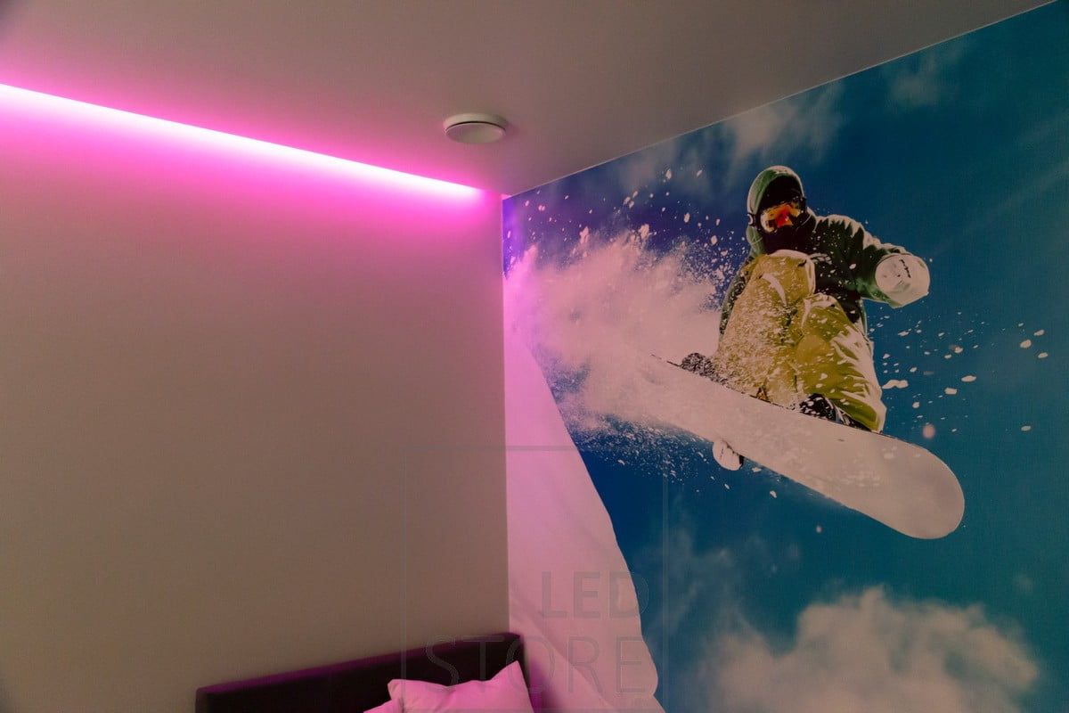 RGB nauha luomassa tunnelmavaloa makuuhuoneessa, valaisee epäsuorasti. Värit ovat portaattomasti säädettävissä langattomasti tai kiinteällä ohjauksella. Ledstore.fi