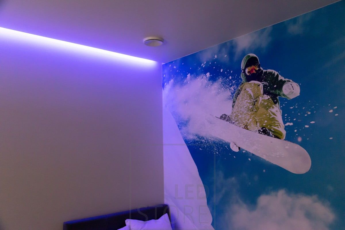 RGB nauha luomassa tunnelmavalaistusta, valaisee epäsuorasti. Värit ovat portaattomasti säädettävissä. Ledstore.fi