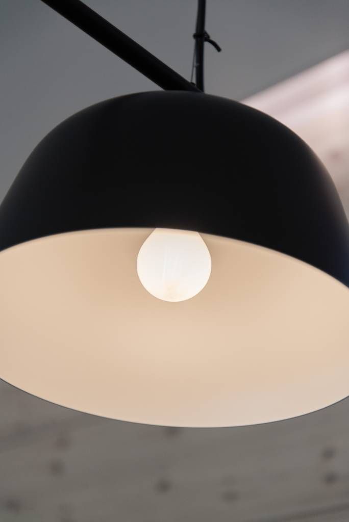 Vihreä tausta, jonka keskellä on valkoinen neliö, jossa lihavoitu teksti "LED STORE" isoilla kirjaimilla, mikä korostaa tehokkaita LED-valaistusratkaisuja.