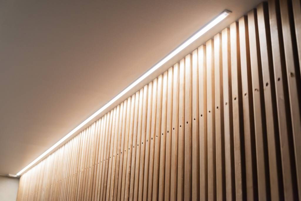 Saunaosaston käytävällä kaunis kattoon upotettu led-nauhavalaistus. © LedStore