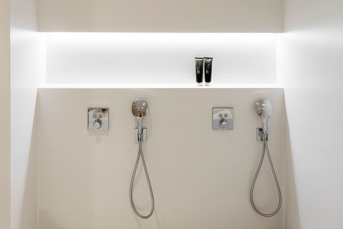 Kylpyhuoneessa shampoohyllyssä yläkulmassa led nauha valaisemassa hyllyn. Ledstore.fi