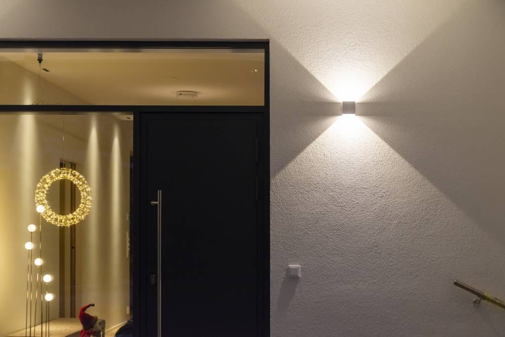 Sisäänkäynnillä Funk seinävalaisin, valon värilämpötila 3500K. © LedStore