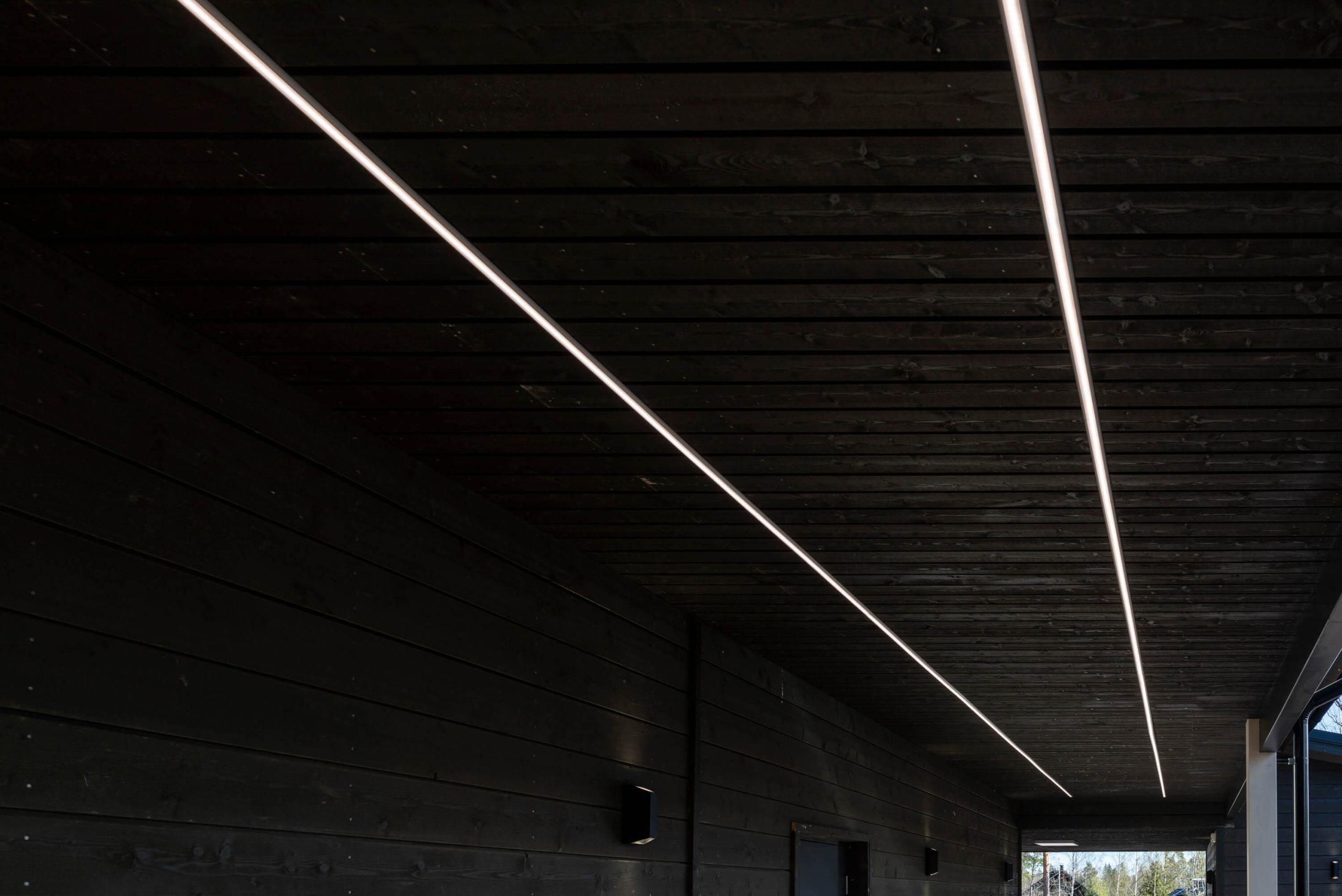 LED STORE -logo vihreällä taustalla, jossa on valkoinen neliö lihavoituin tekstiin, joka korostaa energiatehokkaita LED-valaistusratkaisuja.