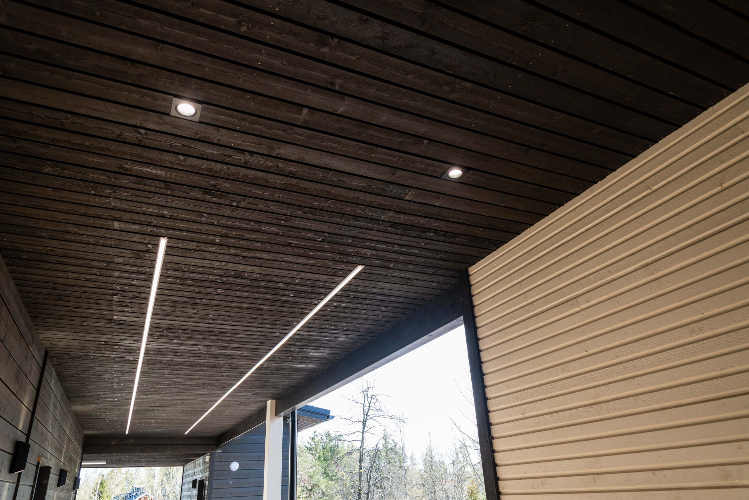 LED STORE -teksti valkoisella neliöllä vihreällä taustalla, mainostaa energiatehokkaita valaistusratkaisuja ympäristöystävällisiin koteihin ja yrityksiin.