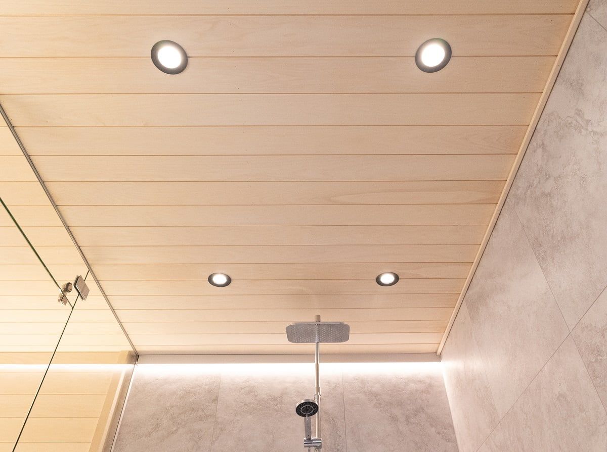 Spottien lisänä epäsuoran lisävalon suihkun takaa tuo katon rajaan seinäpintaan asennettu alumiiniprofiili, jossa 14,4 W/m tehoinen värilämpötilasäädettävä, CCT led-nauha. ©LedStore