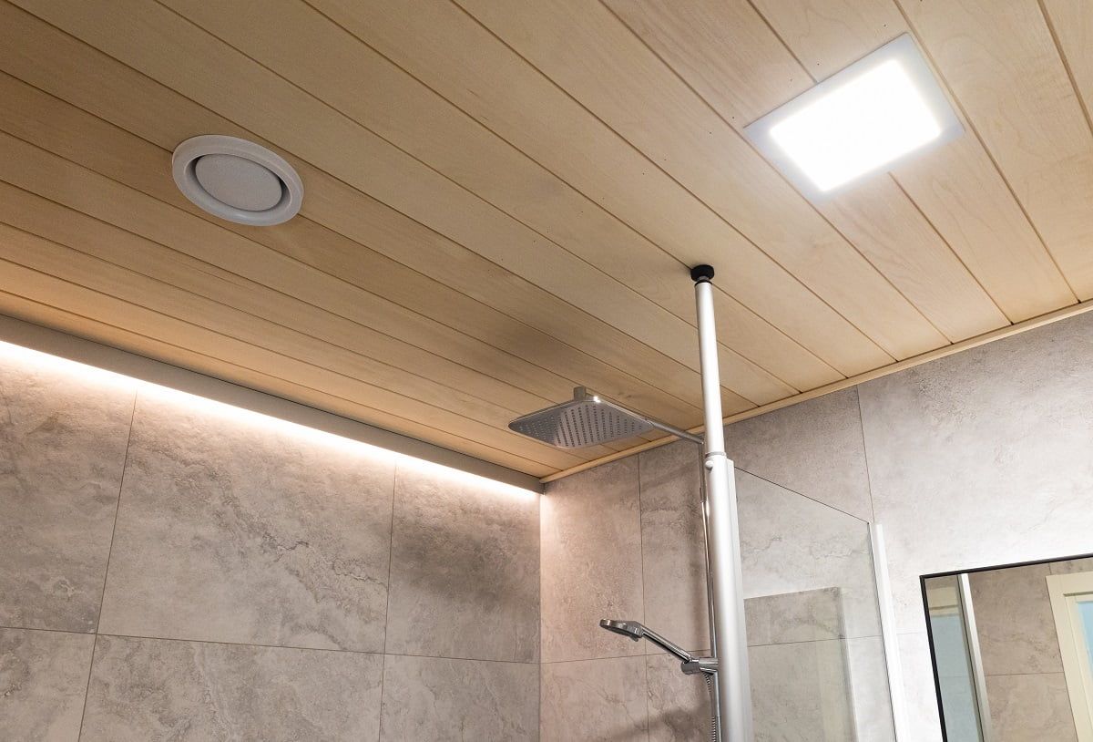 Epäsuora led-nauhavalaistus säädettynä lämpimälle värilämpötilalle. Yleisvalaistus tulee vesitiiviistä Paneeli200 valaisimista. ©LedStore