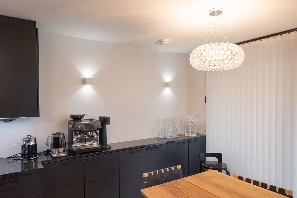 Keittiön valaistuksessa XL Cubic seinävalaisimet sommiteltu pariksi. ©LedStore