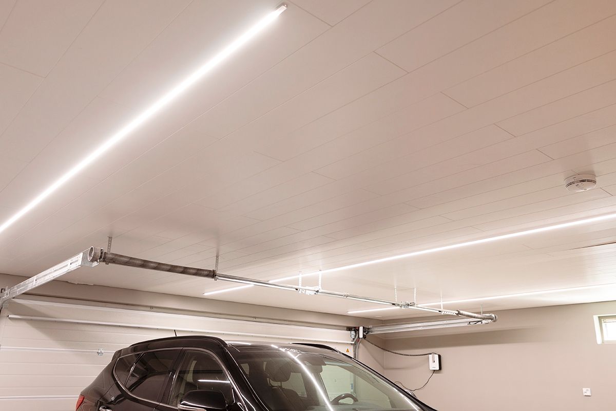 Valkoinen neliö vihreällä taustalla tekstillä "LED STORE" energiaa säästäviä valaistusratkaisuja varten.