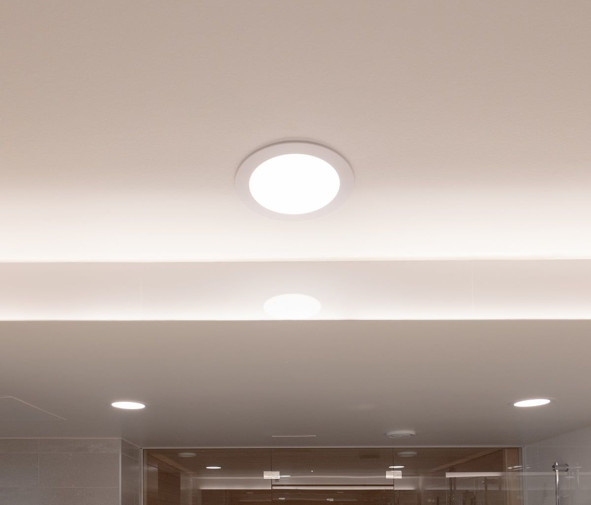 Tasaista valoa kylpyhuoneen katossa tuo Plafond160 paneelivalaisin. ©LedStore