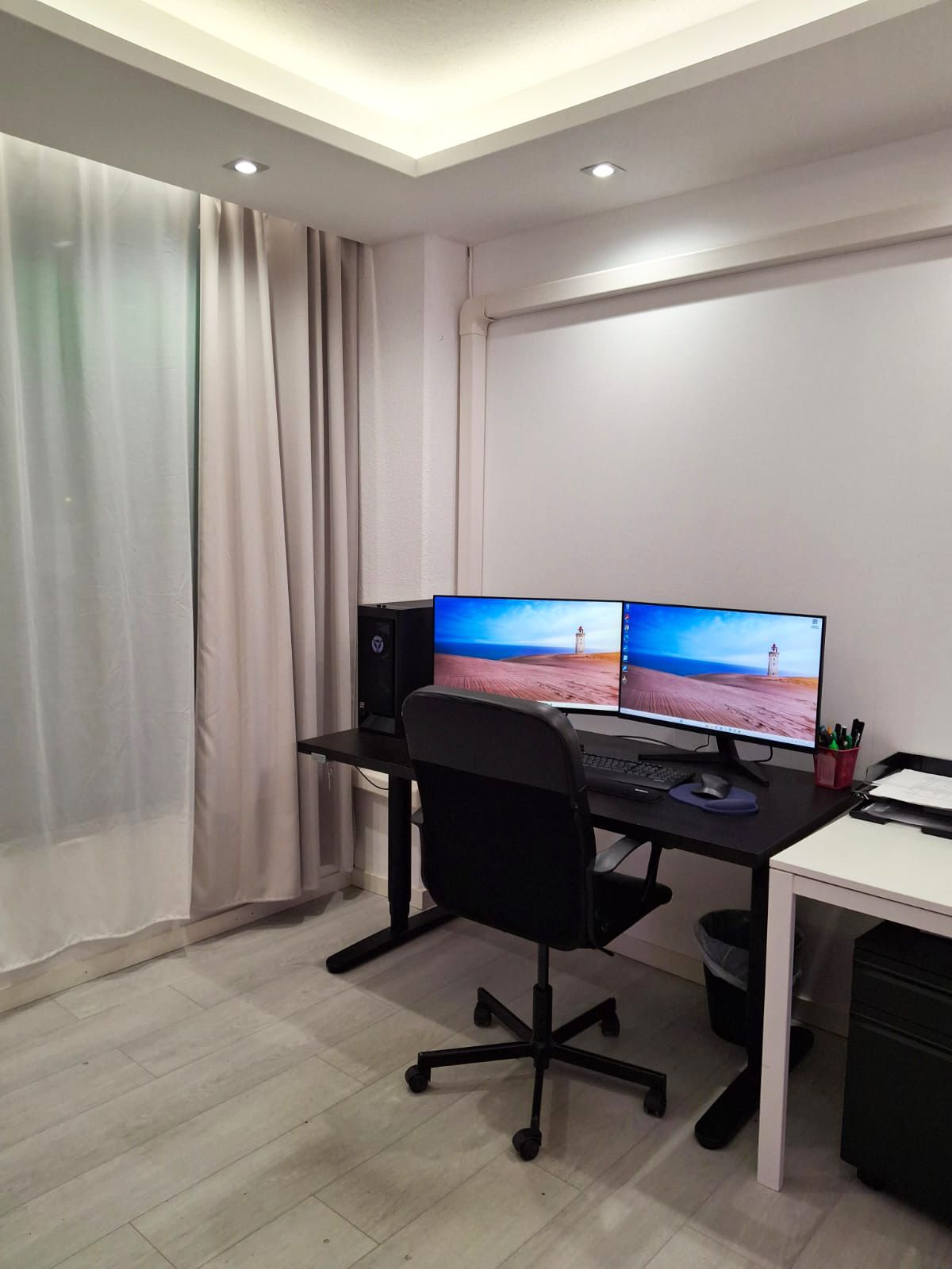 Työhuone, jossa tietokonepöytä ja työtuoli, katossa alaslasku. Alaslaskussa asennettuna spottivalaisimia sekä epäsuoraa valoa led nauhoista.