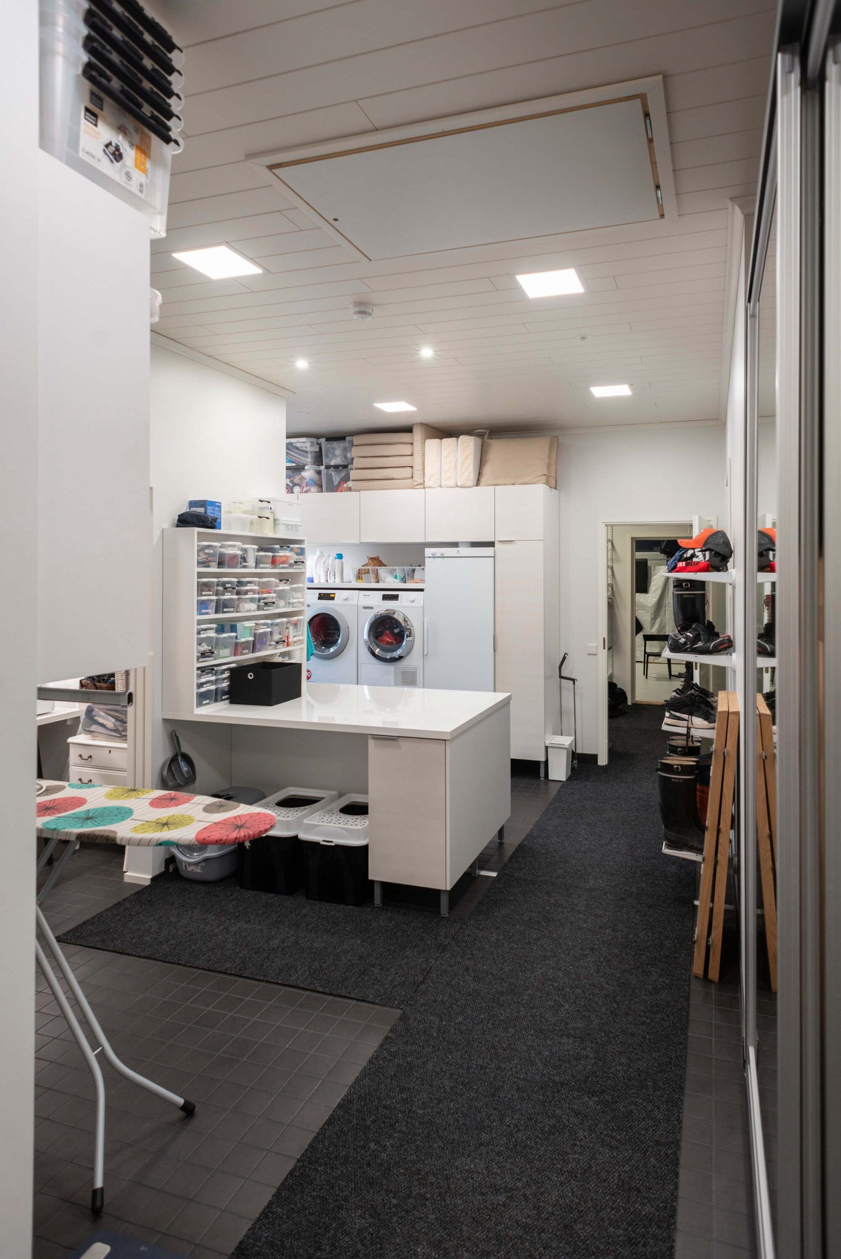 LED STORE -logo valkoisella tekstillä vihreällä taustalla, joka edistää ympäristöystävällisiä valaistusratkaisuja. Energiatehokkaat LED-valot kotiisi tai yritykseesi.