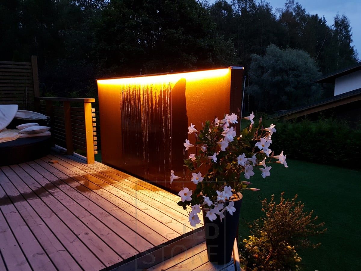 Pihan vesielementtiä korostamassa led nauha. Ledstore.fi