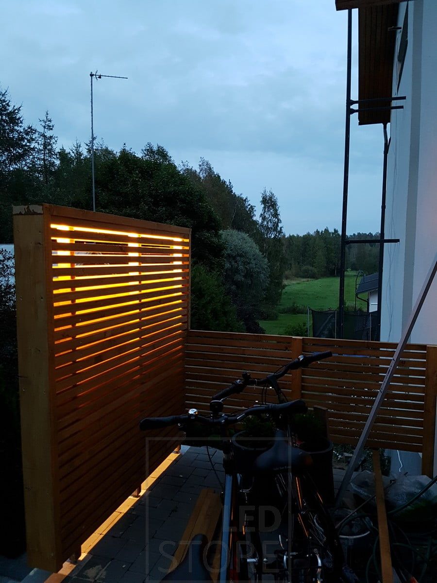 Led nauha luomassa tunnelmallista valaistusta ulkona. Ledstore.fi