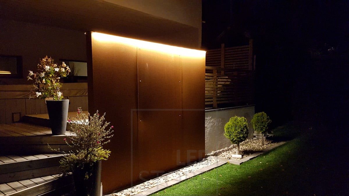 Vesielementin valaistus ja korostaminen led nauhalla ulkona. Ledstore.fi