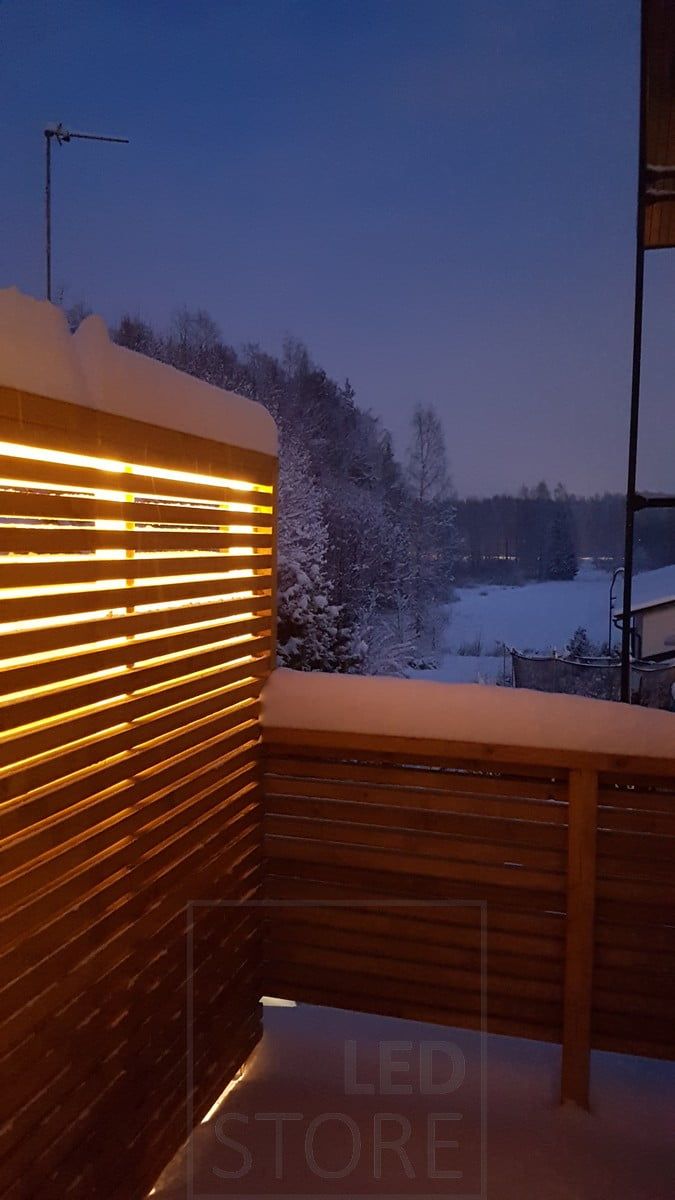 Tunnelmavalaistusta pihalla, led nauha aidan sisällä valaisee epäsuorasti pihaa. Ledstore.fi