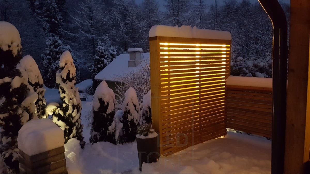 Epäsuoraa tunnelmavalaistusta pihalla, led nauha aidan sisällä. Ledstore.fi