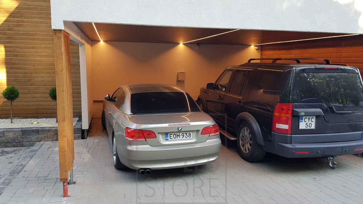Autokatoksen katossa matalassa pintaprofiilissa led nauhat valaisemassa. Led listat sijoiteltu niin ettei valo törmää auton kattoon. Ledstore.fi