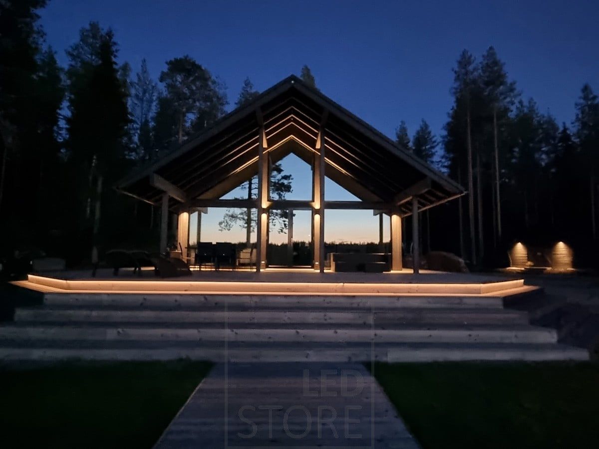 Monipuolinen ulkovalaistus toteutettuna led nauhalla portaassa ja seinävalaisimilla. Korkeassa kohdassa kahteen suuntaan valaisevat seinävalaisimet, matalammassa yhteen suuntaan valaisevat. Ledstore.fi