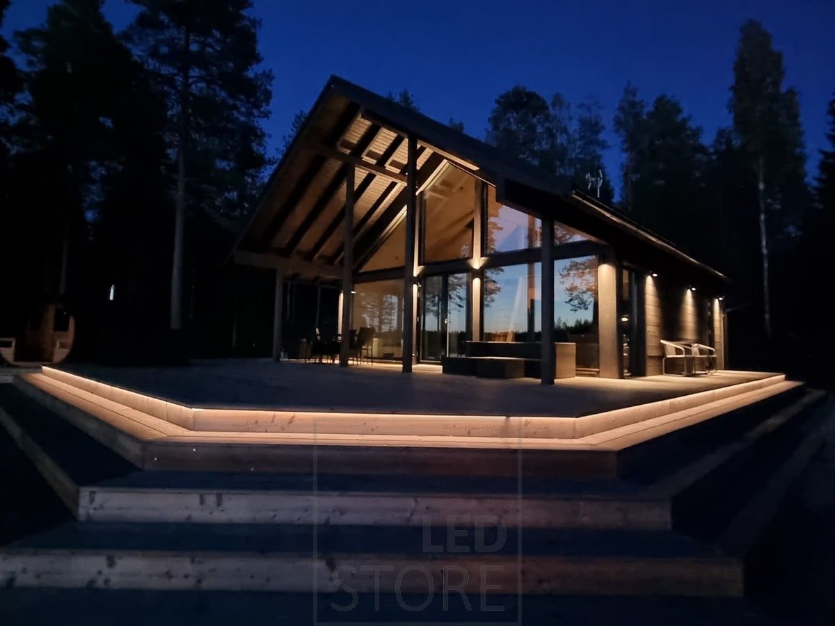 Monipuolinen ulkovalaistus toteutettuna led nauhalla portaassa ja seinävalaisimilla. Korkeassa kohdassa kahteen suuntaan valaisevat seinävalaisimet, matalammassa yhteen suuntaan. Ledstore.fi