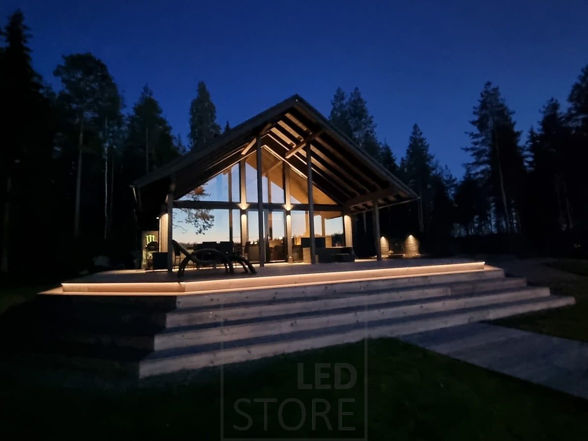 Monipuolinen ulkovalaistus toteutettuna led nauhalla portaassa ja seinävalaisimilla. Ledstore.fi