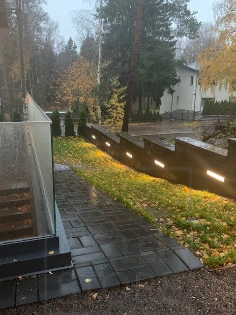 Led nauha upotettuna muuriin luomassa pihalle tunnelmallista valaistusta. Ledstore.fi