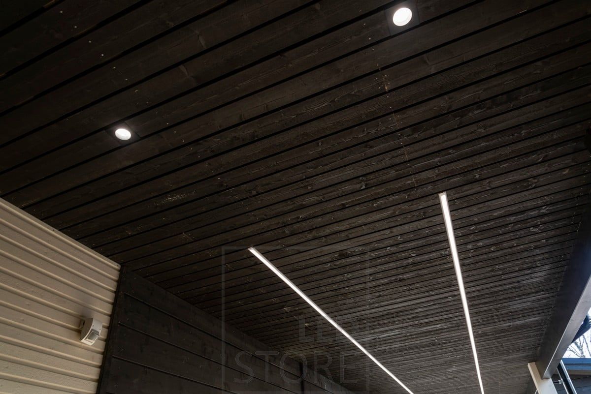 Spotit ja led nauha valaisemassa ulkona katoksessa. Ledstore.fi