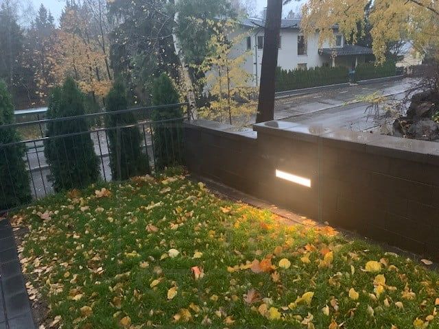 Led nauha upotettuna muuriin luoden kauniin, tunnelmallisen valaistuksen. Ledstore.fi
