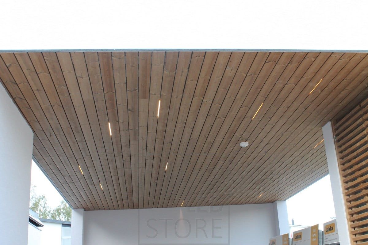 Led nauhasta tehtyjä pätkiä katon paneloinnin välissä luo tunnelmallisen ja ilmeikkään valaistuksen. Ledstore.fi