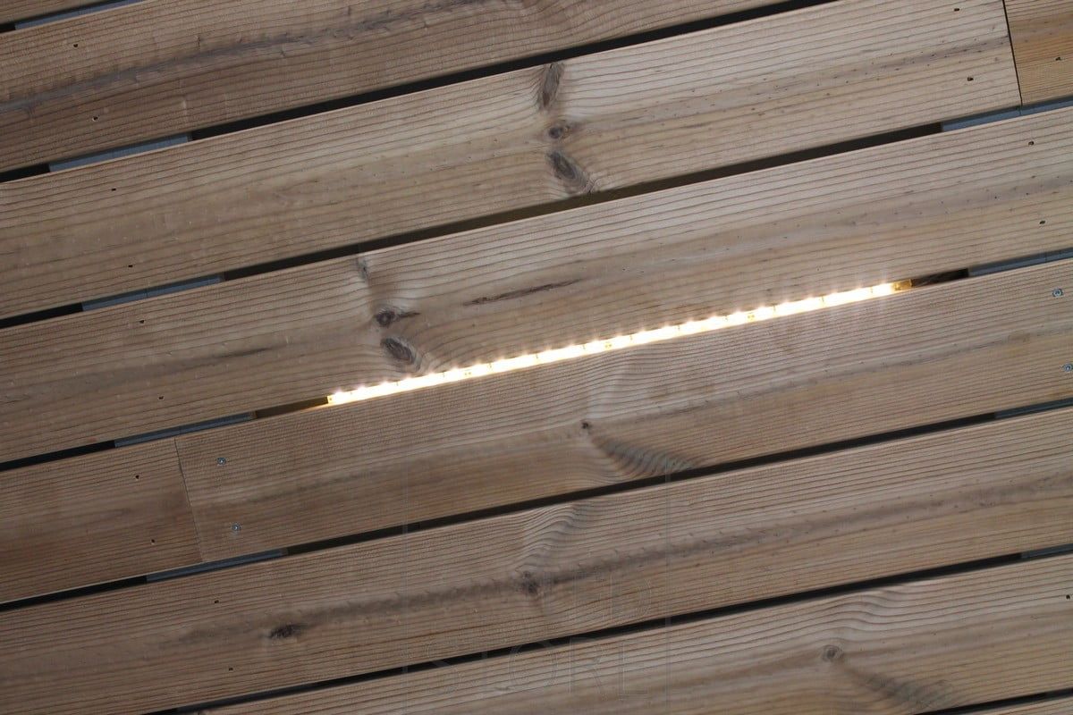 Ulkovalaistuksena led nauhat paneloinnin välissä. Ledstore.fi