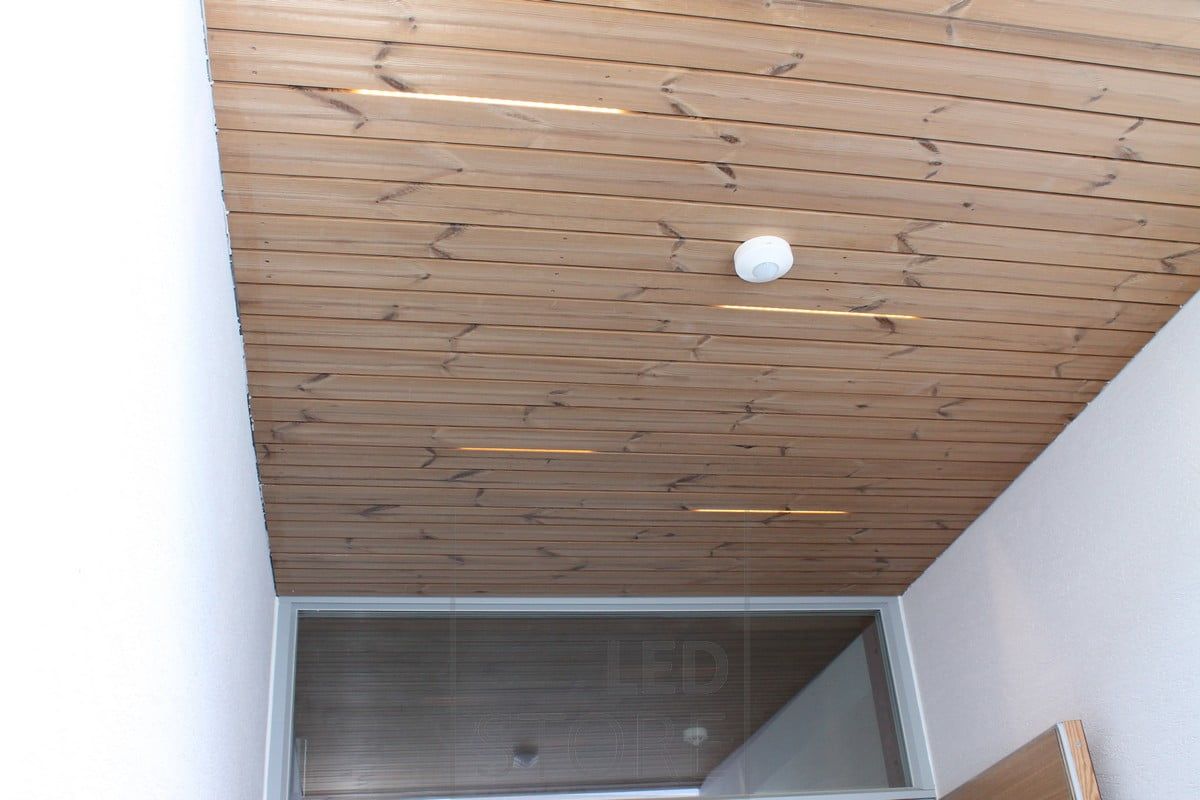 Led nauhan pätkiä terassin katossa luomassa ilmeikästä valaistusta. Ledstore.fi