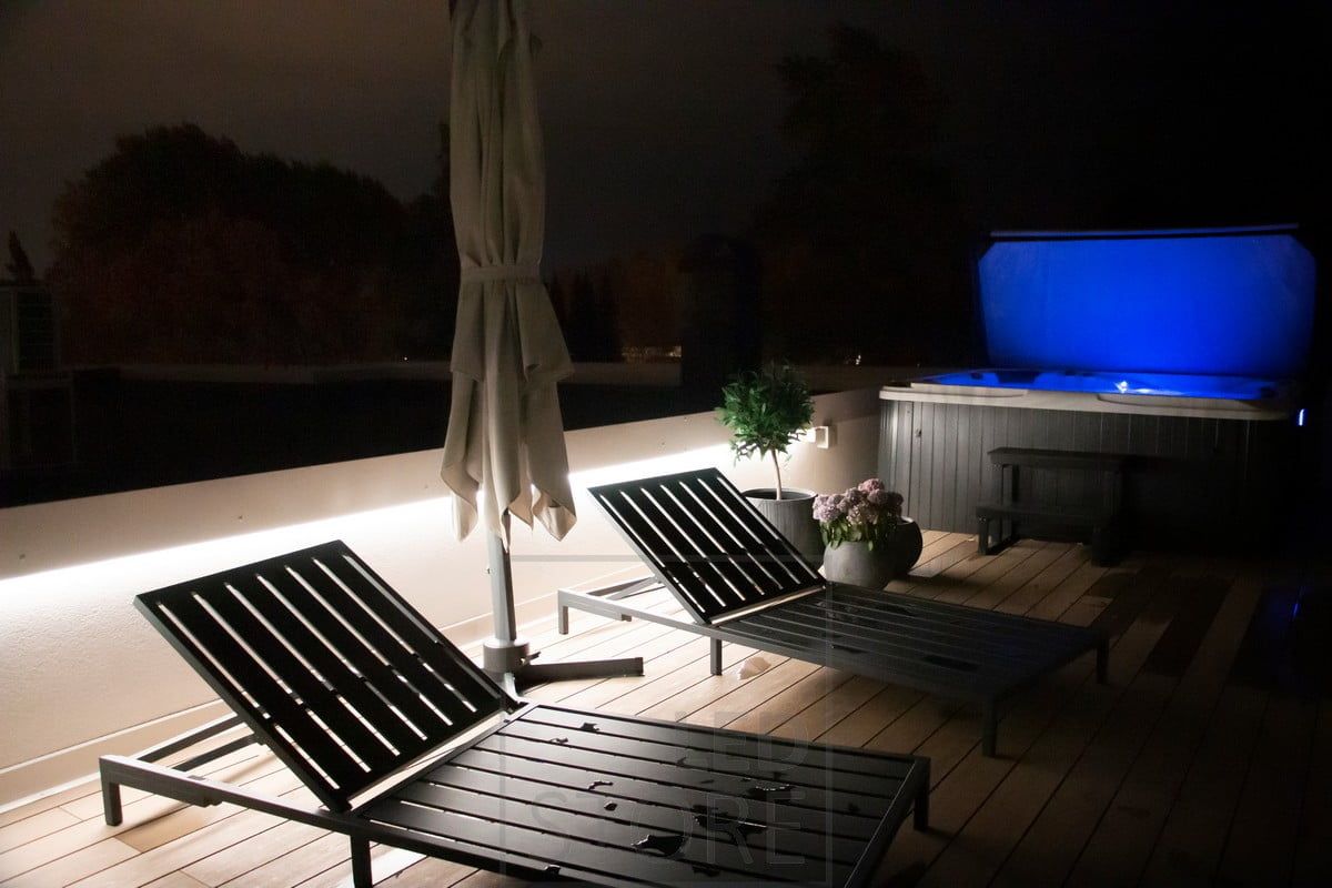 Terassivalaistuksen kaiteen alla led nauha valaisemassa epäsuoraa valoa. Ledstore.fi