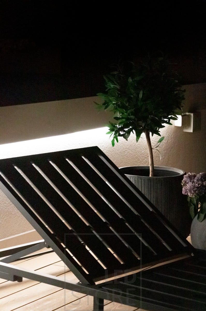 Terassilla kaiteen alla led nauha valaisemassa epäsuoraa tunnelmavaloa. Ledstore.fi