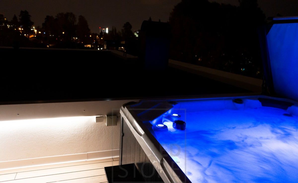 Ulkona kaiteen alla led nauha valaisemassa terassille epäsuoraa valoa. Ledstore.fi