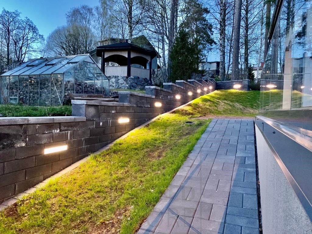 Led nauhan pätkiä upotettavassa seinäprofiilissa, korostaen muuria. Ledstore.fi