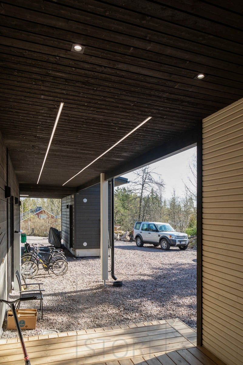 Spotit sisäänkäynnillä, katoksessa led nauhat. Ledstore.fi