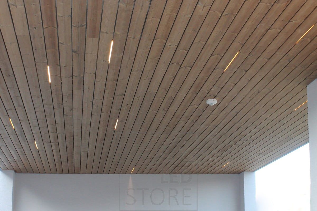 Led nauhojen pätkiä paneloinnin välissä luomassa kauniin ja ilmeikkään ulkovalaistuksen. Ledstore.fi