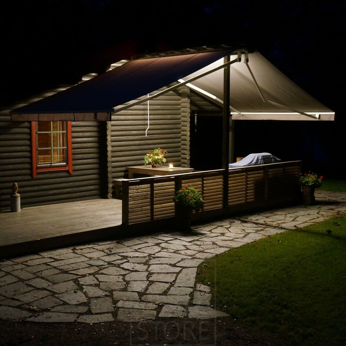 Led nauhoilla toteutettu valaistus ulkokatoksessa. Ledstore.fi