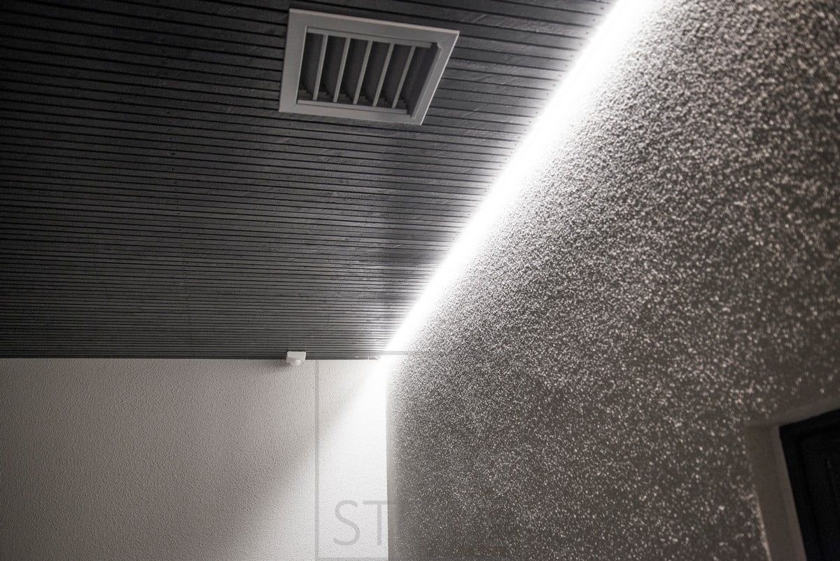 Epäsuoraa valoa ulkona. Led nauha katon ja seinän välissä, valaisemassa tunnelmallista epäsuoraa valoa. Ledstore.fi
