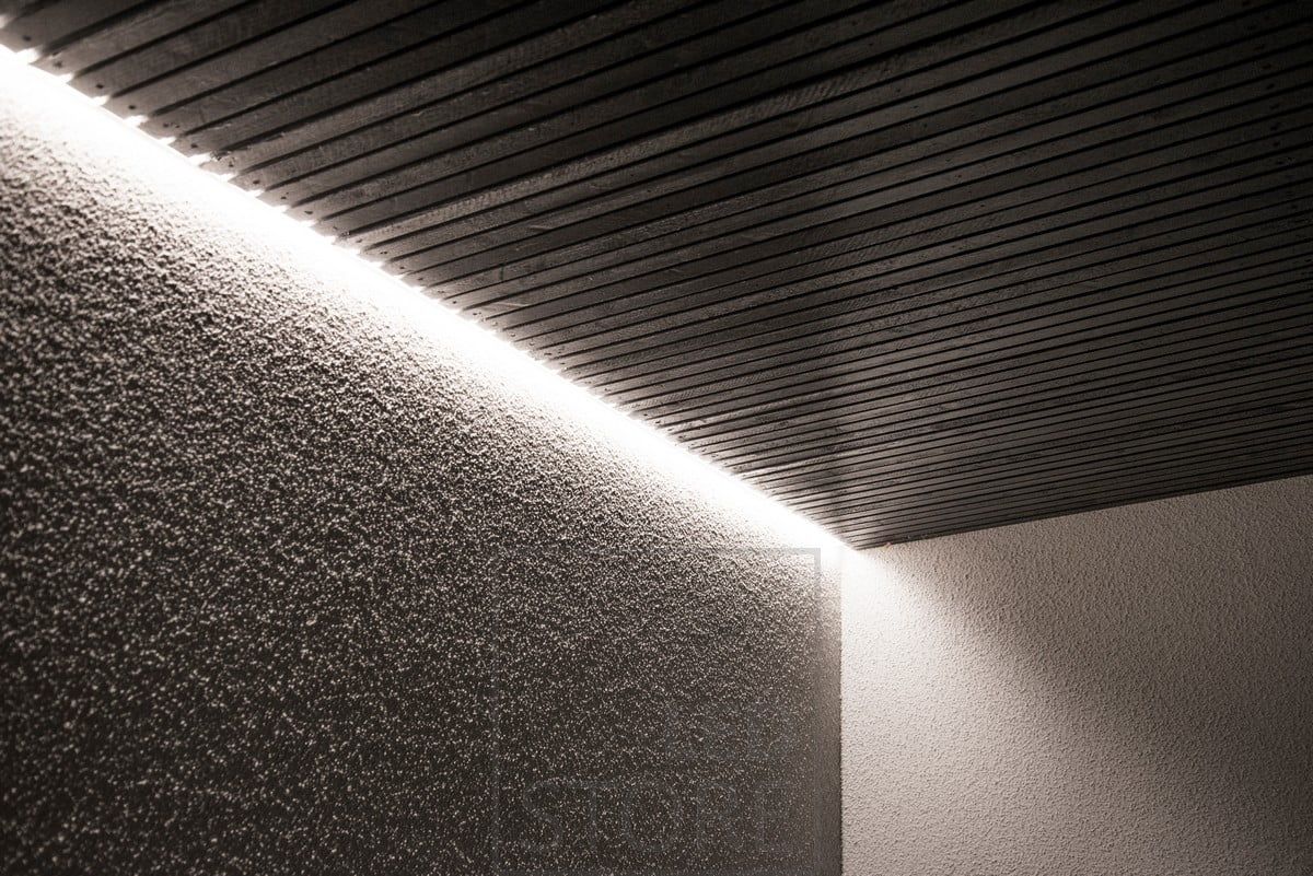 Epäsuoraa valaistusta ulkona. Led nauha katon ja seinän välissä luomassa tunnelmallista valaistusta. Ledstore.fi