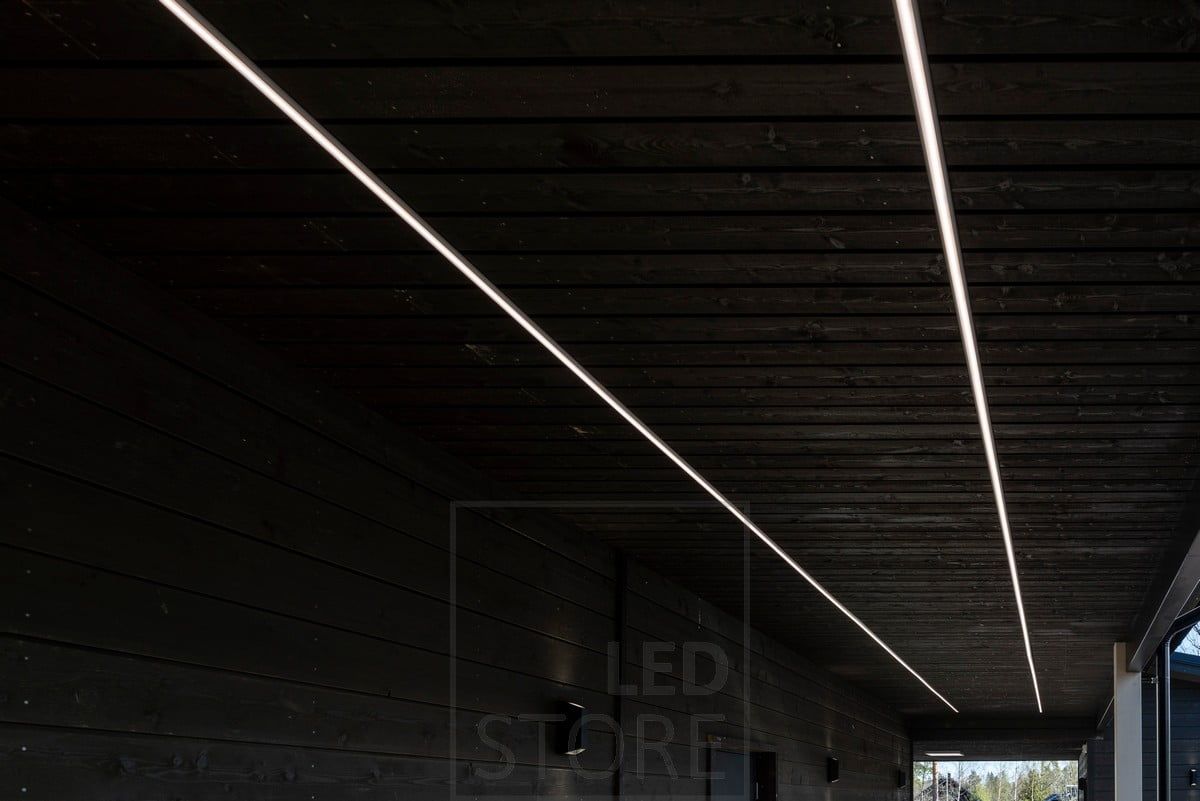 Ulkona led nauhat katoksessa valaisemassa tasaista valoa tilaan. Ledstore.fi