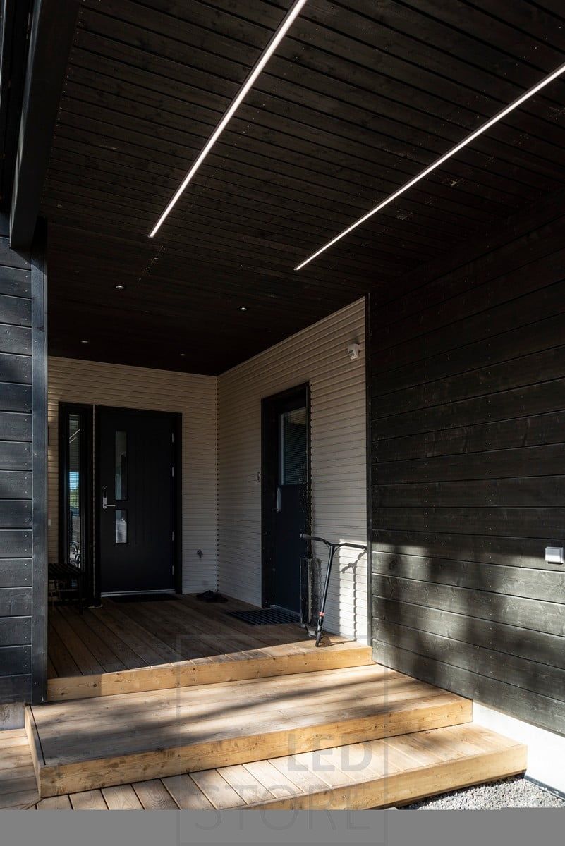 Katoksessa matalassa pintaprofiilissa led nauha valaisemassa. Ledstore.fi